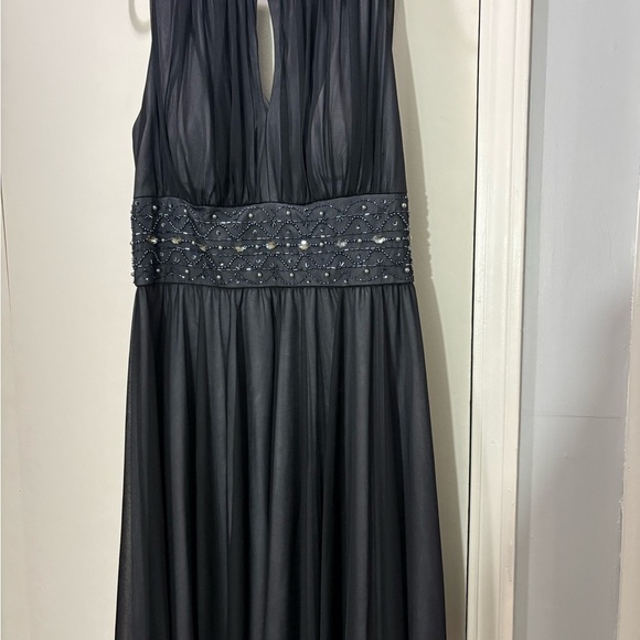 Elegant Black Sleeveless Dress - Picture 6 of 6